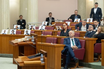 Sabor: SDP napustio glasovanje o Habijanu, na klupama ostavili slike bivših ministara