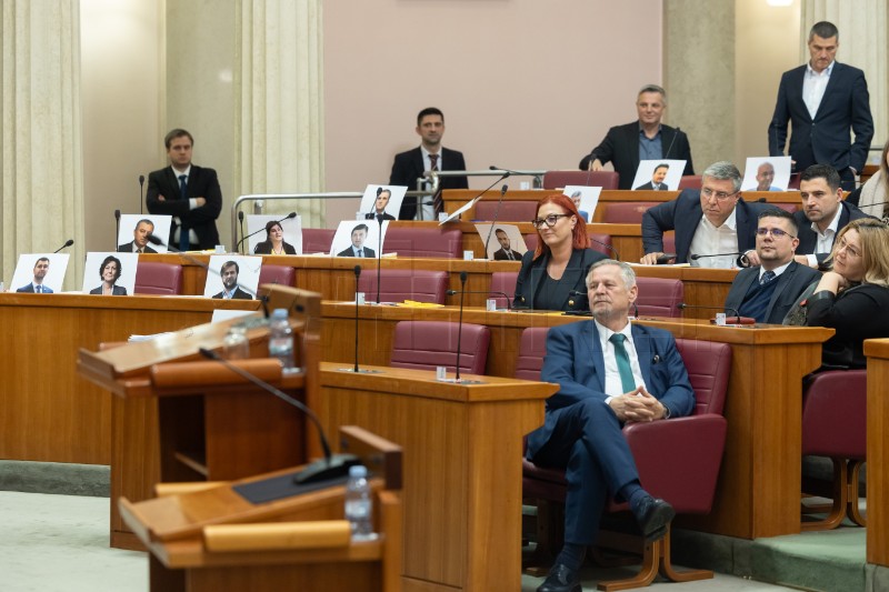 SDP displays photos of ex-ministers during vote on new economy minister