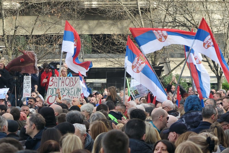 Tisuće ljudi u Beogradu u dosad najmasovnijem prosvjedu traži poništenje izbora