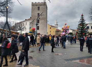 Novi Vinodolski: Pet tisuća pozdrava i zagrljaja na Silvestrovo