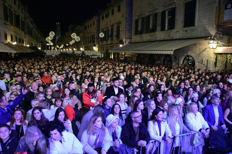 Dubrovčani i gosti 2024. godinu dočekali na prepunom Stradunu uz vatromet