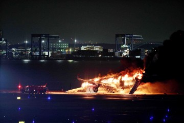 Zrakoplov se zapalio na pisti tokijskog aerodroma, putnici evakuirani