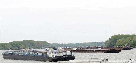 Ilok: Barge with 1,000 t of fertiliser sinks in Danube after hitting bridge