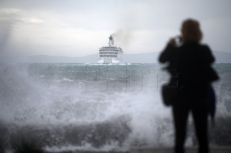 HAK: Vjetar stvara poteškoće u cestovnom i brodskom prometu