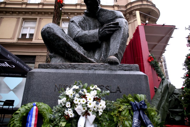 Položen vijenac na spomenik Nikoli Tesli u Zagrebu