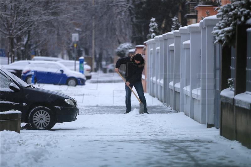 Djelatnici osječkog Unikoma rade na čišćenju kolnika i pješačkih površina