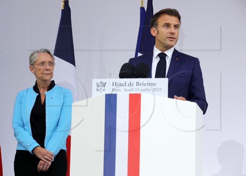 Macron bi u utorak trebao imenovati novog premijera