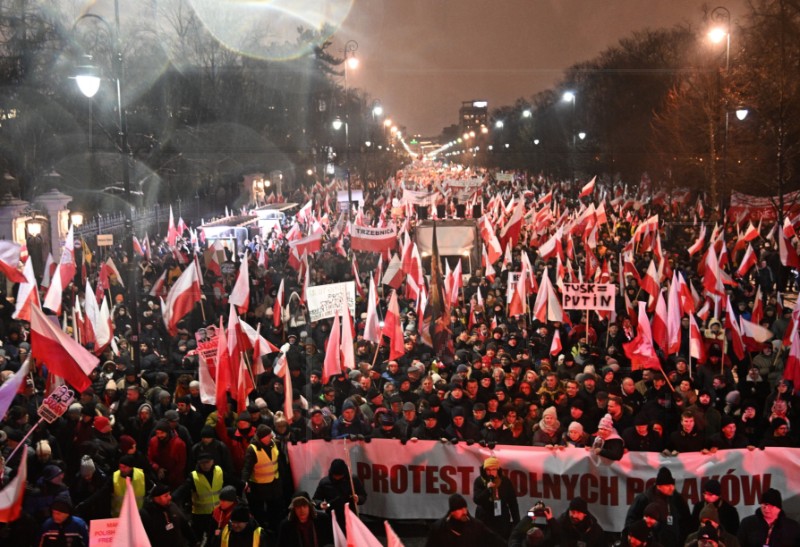 Tisuće prosvjednika u Poljskoj protiv reforme medija i uhićenja bivših ministara