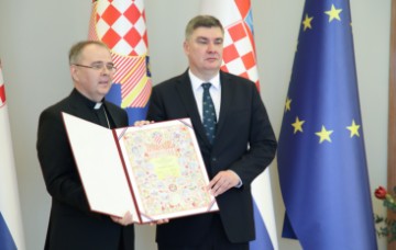 Milanović uručio Povelju RH Hrvatskome Caritasu 