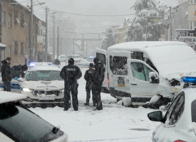 Kombi s migrantima zabio se u policijsku blokadu