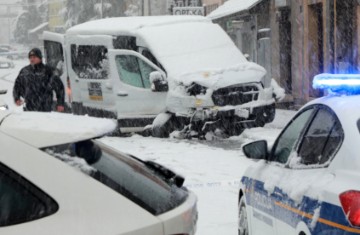 Kombi s migrantima zabio se u policijsku blokadu