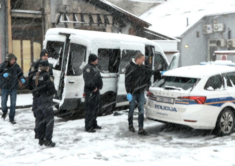 Kombi s migrantima zabio se u policijsku blokadu