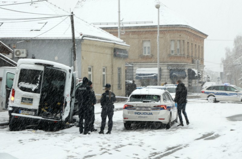 Kombi s migrantima zabio se u policijsku blokadu