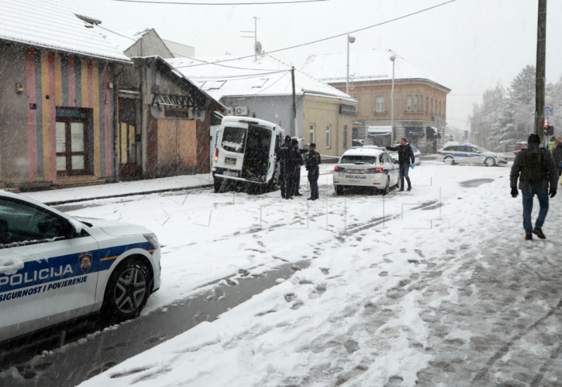 Kombi s migrantima zabio se u policijsku blokadu