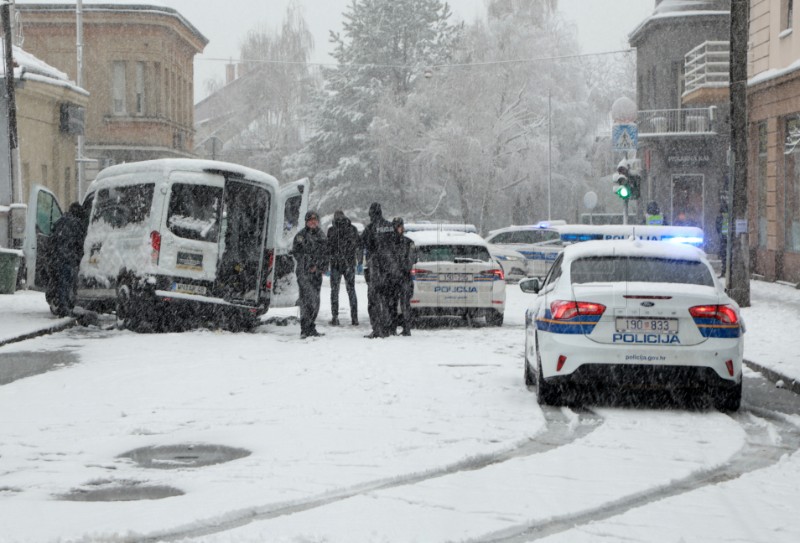 Kombi s migrantima zabio se u policijsku blokadu