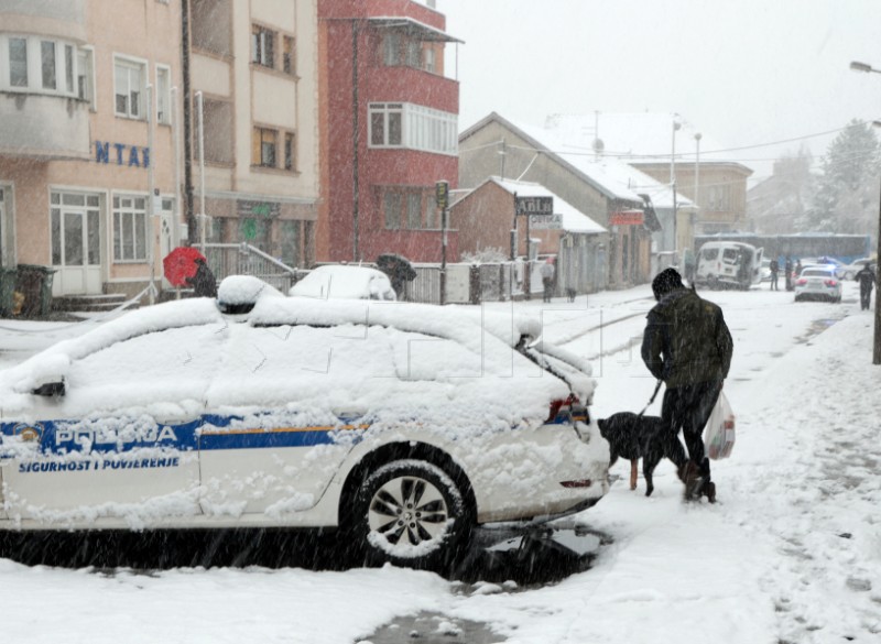 Kombi s migrantima zabio se u policijsku blokadu