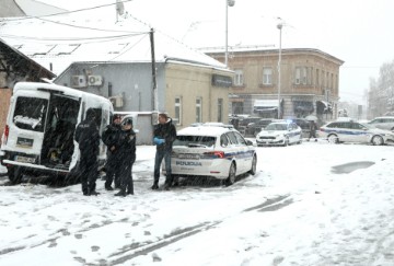 Ničeno: Krijumčar migranta zabio se u policijsku blokadu, dvoje lakše ozlijeđenih