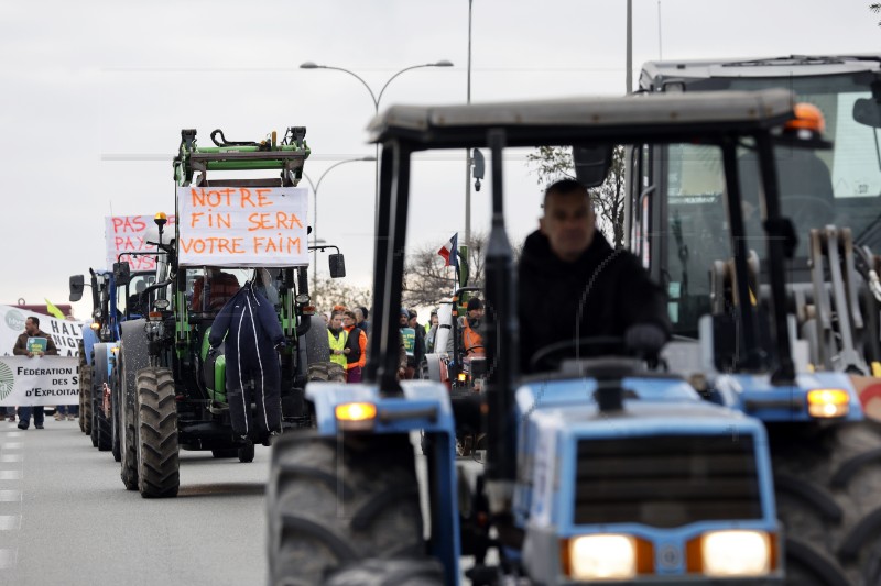 Francuski farmeri blokirali autoceste oko Pariza, kilometarski zastoji u prometu