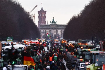 Njemački poljoprivrednici s traktorima prosvjeduju u središtu Berlina