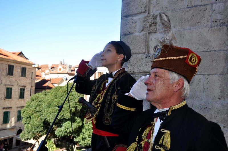 Lodama počele tradicionalne Tripundanske svečanosti u Kotoru