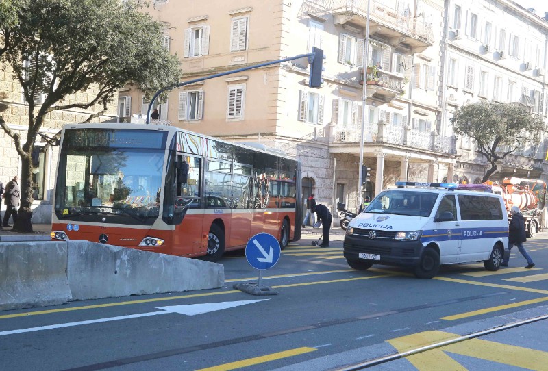 Teško ozlijeđena pješakinja prvog radnog dana novog prometnog rješenja u Rijeci