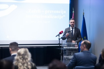 Ministar Piletić uručio 38 ugovora "Zaželi": To je hrvatski patent