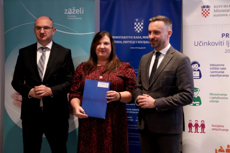 Uručenje ugovora u sklopu poziva „Zaželi – prevencija institucionalizacije“