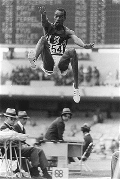 Bob Beamon stavlja zlatnu medalju s OI 1968. na dražbu