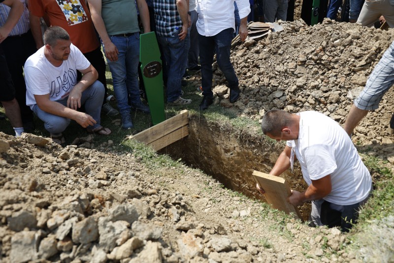 "Bosanski Mengele": Liječnik iz Brčkog u fontanu uzidao kosti ubijenih u Srebrenici