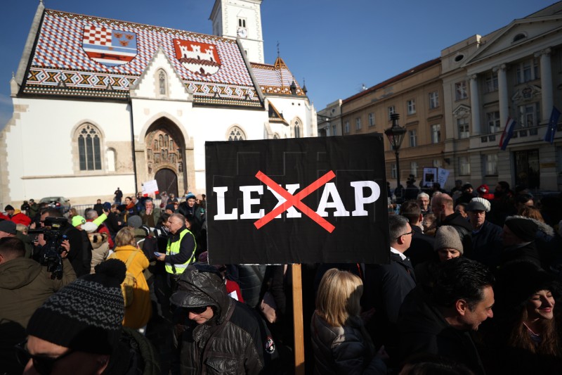 Protests against Penal Code amendments on information leaks held in Zagreb, Split