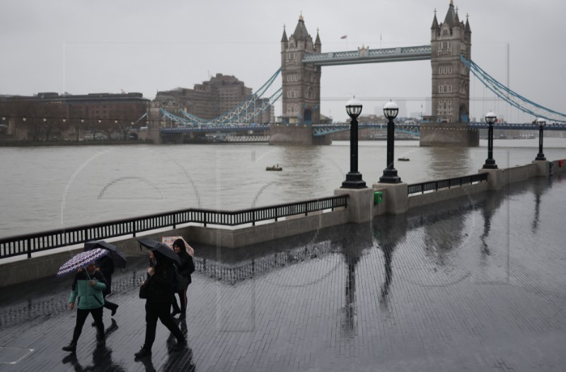 Devetero ozlijeđenih 'korozivnom tvari' bačenom u južnom Londonu