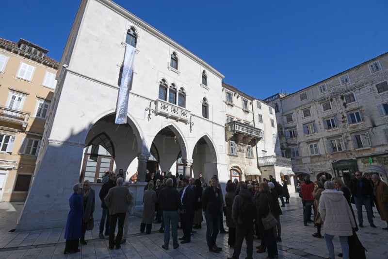 Izložbom Matka Trebotića otvorena obnovljena Stara gradska vijećnica