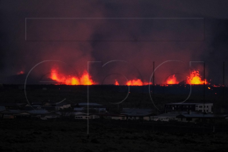 U islandskom gradu Grindaviku lava uništila više desetaka zgrada 