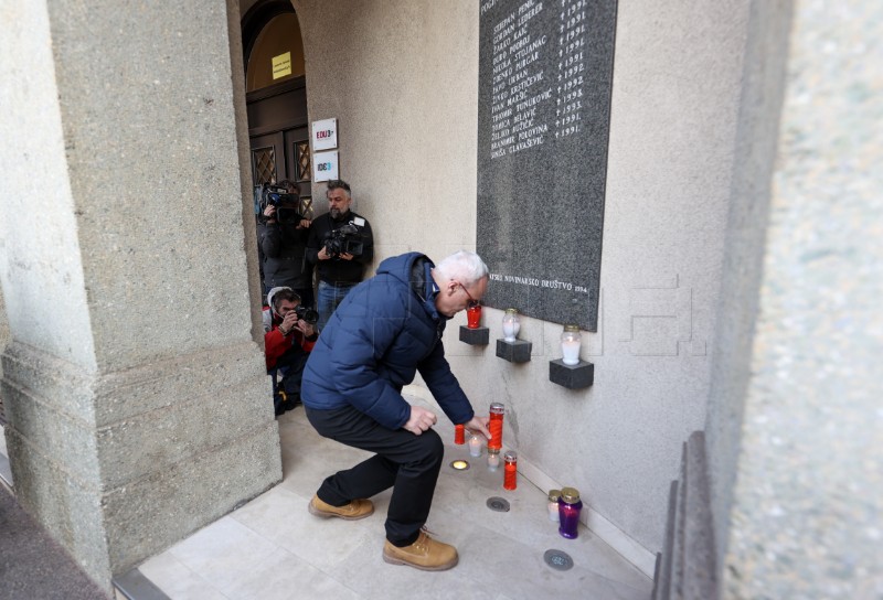 Svijeće za poginule novinare ispred Novinarskog doma