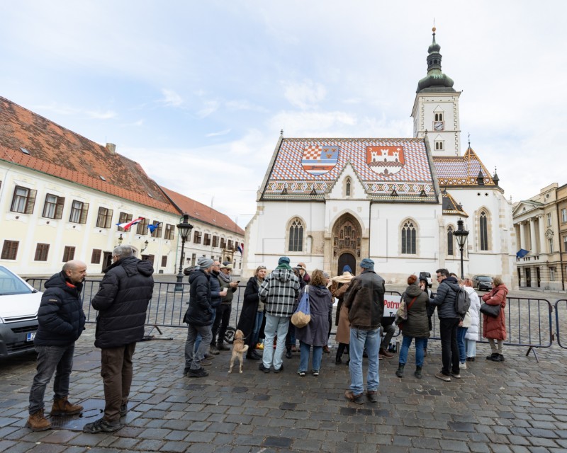 Prosvjed: Zastupnici Možemo! dočekali jutro na Markovu trgu, uz podršku građana