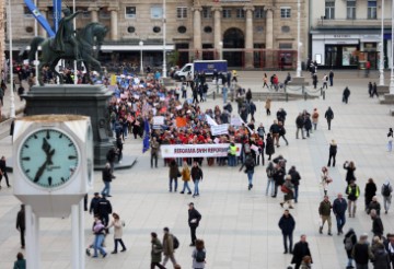 Prosvjetni djelatnici krenuli u koloni prema Markovom trgu