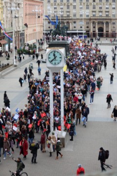 Prosvjetni djelatnici krenuli u koloni prema Markovom trgu