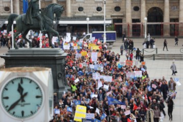 Prosvjetni djelatnici krenuli u koloni prema Markovom trgu