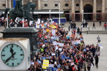 Prosvjetni djelatnici krenuli u koloni prema Markovom trgu