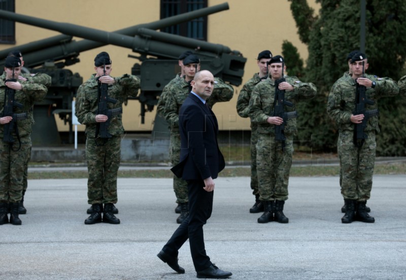 Defence minister: Three proposals for military service to be on table