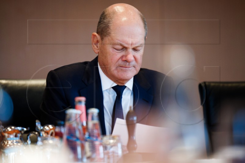 Američki senator Chris Coons pronašao dvojnika u njemačkom kancelaru Scholzu