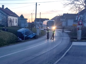 Sudar vlaka i kombija kod Bjelovara, vozač prevezen u bolnicu