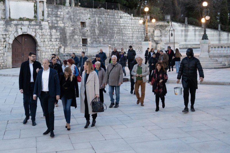 SDP-ovce u Zadru maskirani muškarac zalio crnom tekućinom