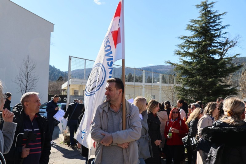 BiH: U Mostaru više tisuća prosvjednika traži povećanje plaće