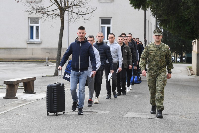 MORH: Djevojke i mladići stigli u Požegu na dragovoljnu obuku