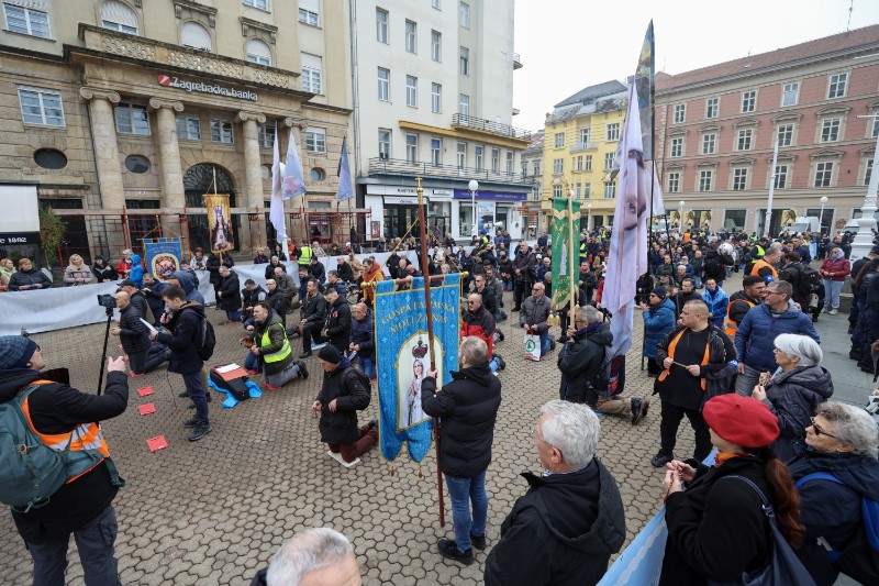 Molitelji na Trgu Bana Jelačića