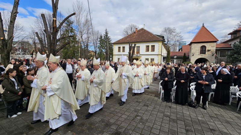 U Banjoj Luci zaređen novi biskup don Željko Majić, monsinjor Komarica u mirovini