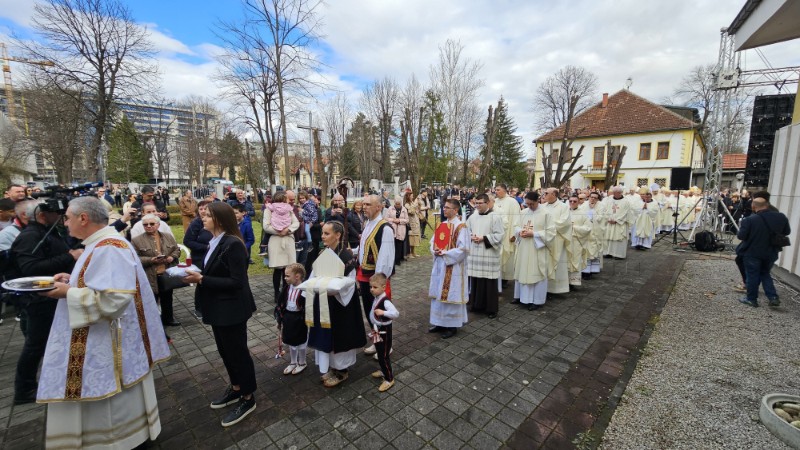 U Banjoj Luci zaređen novi biskup don Željko Majić, monsinjor Komarica u mirovini