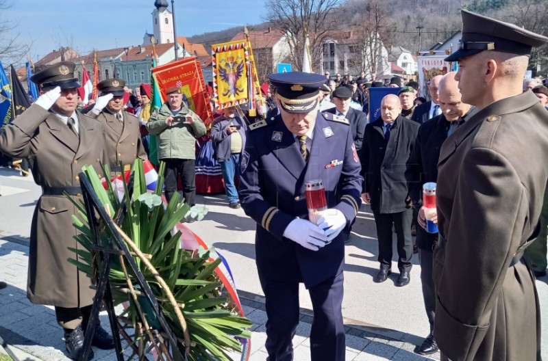 Polaganje vijenaca kod spomen-obilježja poginulim hrvatskim braniteljima u Pakracu