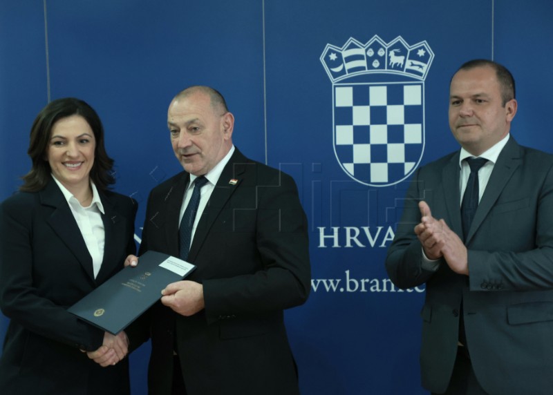 Uručenje Sporazuma suradnji pri organizaciji posjeta Vukovaru učenika BIH